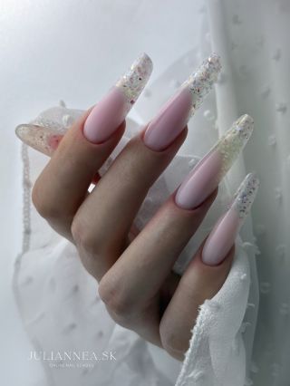 Tieto nežné krásky 🤍 Prep Dehydrator + Primer @yvettennailsbrand Nová báza od @ruscona (už sa neviem dočkať, kedy bude v...