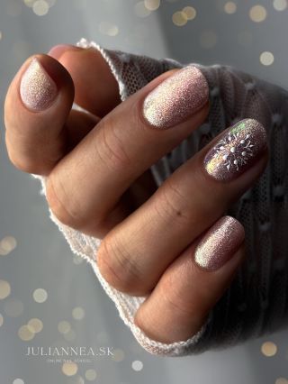 Tieto krásky 🪩🫠 Modelácia s Fiber gélom Glitter Nude od @_claudine_cz Efekt je vyrvorený kombináciou Cat Eye 15 od...