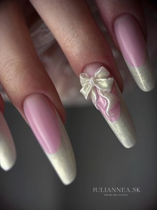 Ja som zamilovaná 🫠✨ Toto je za mňa vrchol luxusu. Klasická francúzska manikúra so zlatistým leskom v stavanej verzii,...