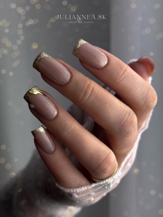 Tieto sú na tému Dubai ✨🤩🌃 Tento krásny efekt som dosiahla vďaka Cat Eye gellaku ANUBIS od @yvettennailsbrand 🤩 Modelovala...