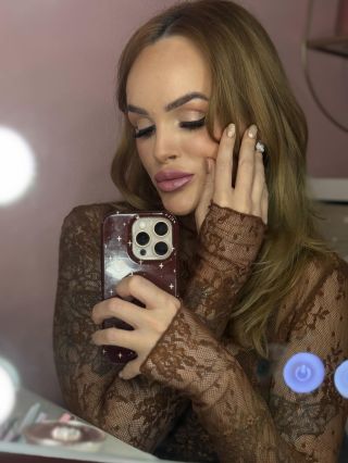 Nebudem sa tváriť, že si neskrývam nechty na pravej ruke preto, že som sa na ne z vysoka vybodla 🙈😅🎀 Ale tie na ľavej sú...